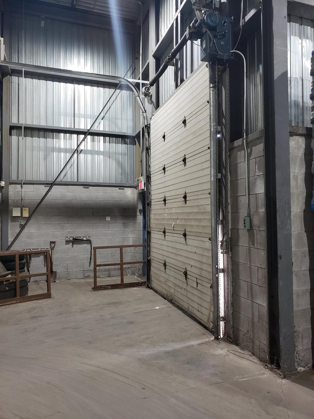 Shipping (door/dock) - 9501 Boul. Parkway, Montréal (Anjou), QC - Photo Showing Garage