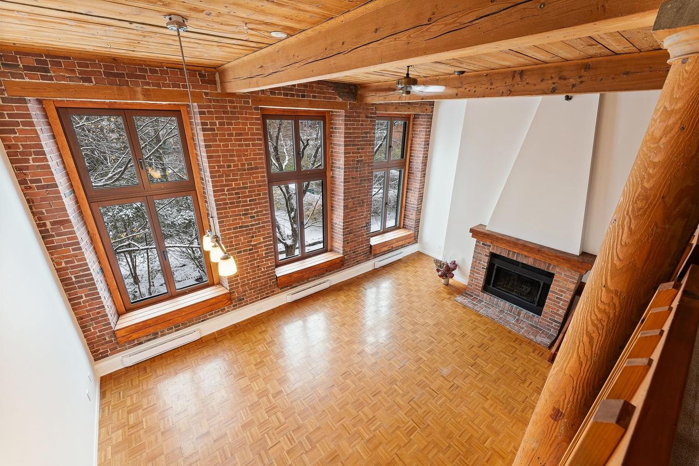 Mezzanine - 214-55 Rue Belvédère N., Sherbrooke (Les Nations), QC - Indoor Photo Showing Other Room With Fireplace