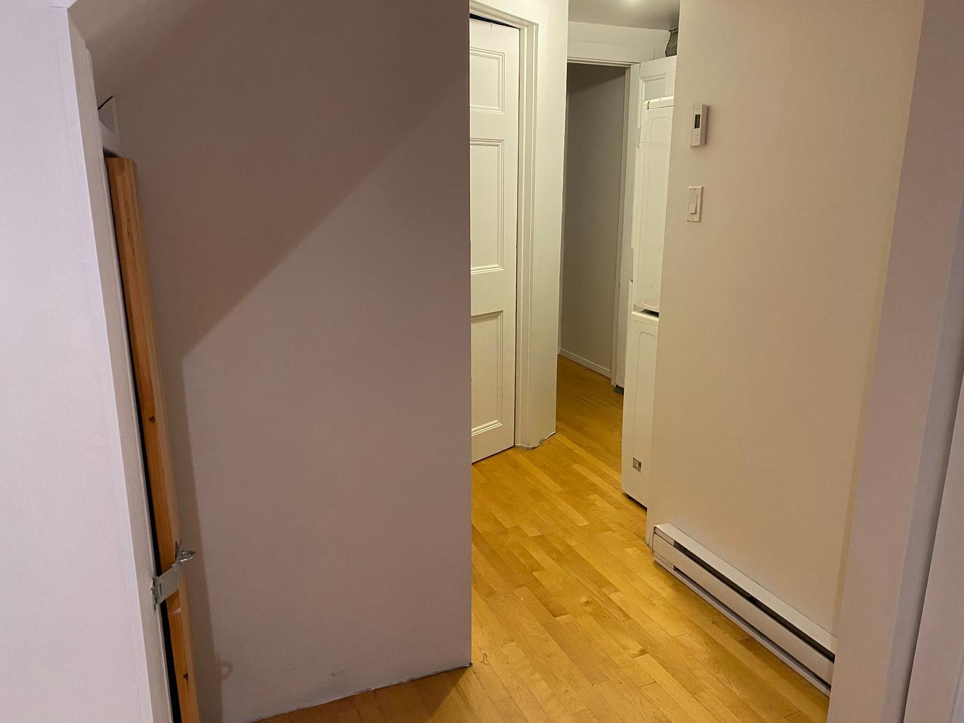 Basement - 2-570 Rue Milton, Montréal (Le Plateau-Mont-Royal), QC - Indoor Photo Showing Other Room