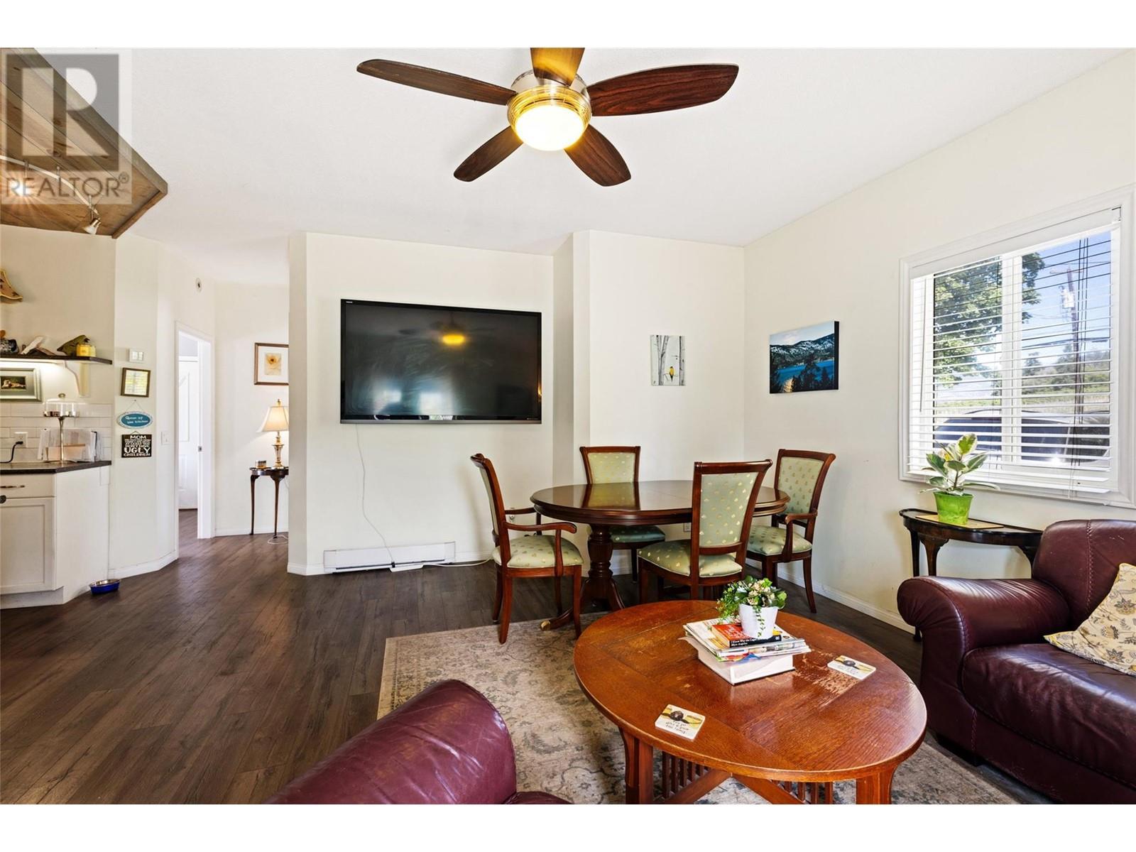 3299 Mcculloch Road, Kelowna, BC - Indoor Photo Showing Living Room
