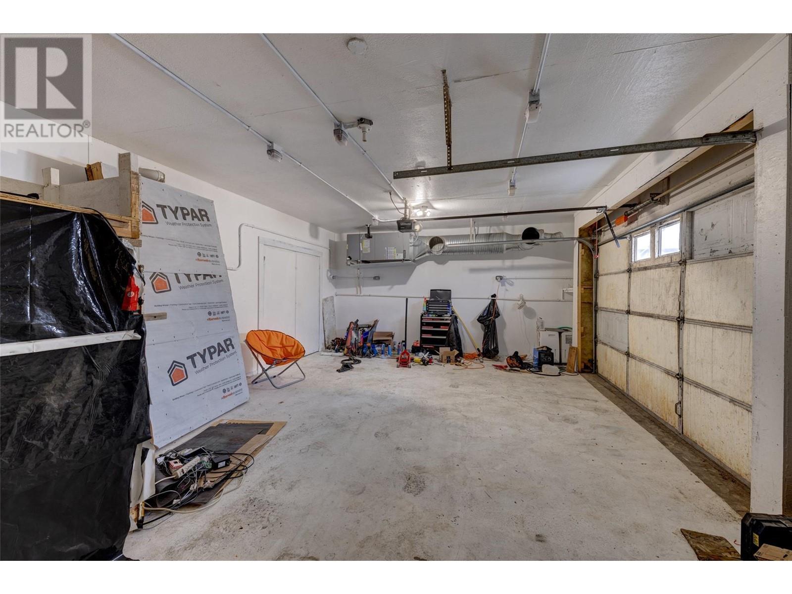 3299 Mcculloch Road, Kelowna, BC - Indoor Photo Showing Garage
