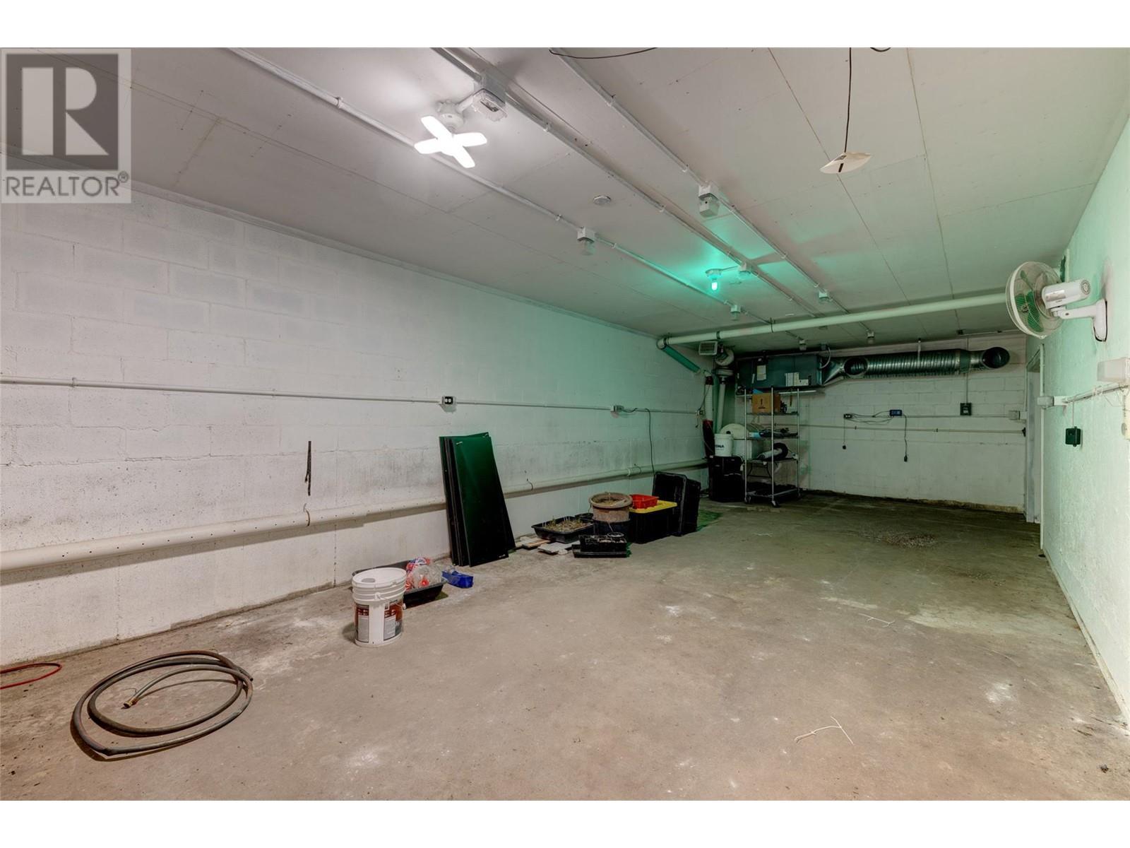 3299 Mcculloch Road, Kelowna, BC - Indoor Photo Showing Garage