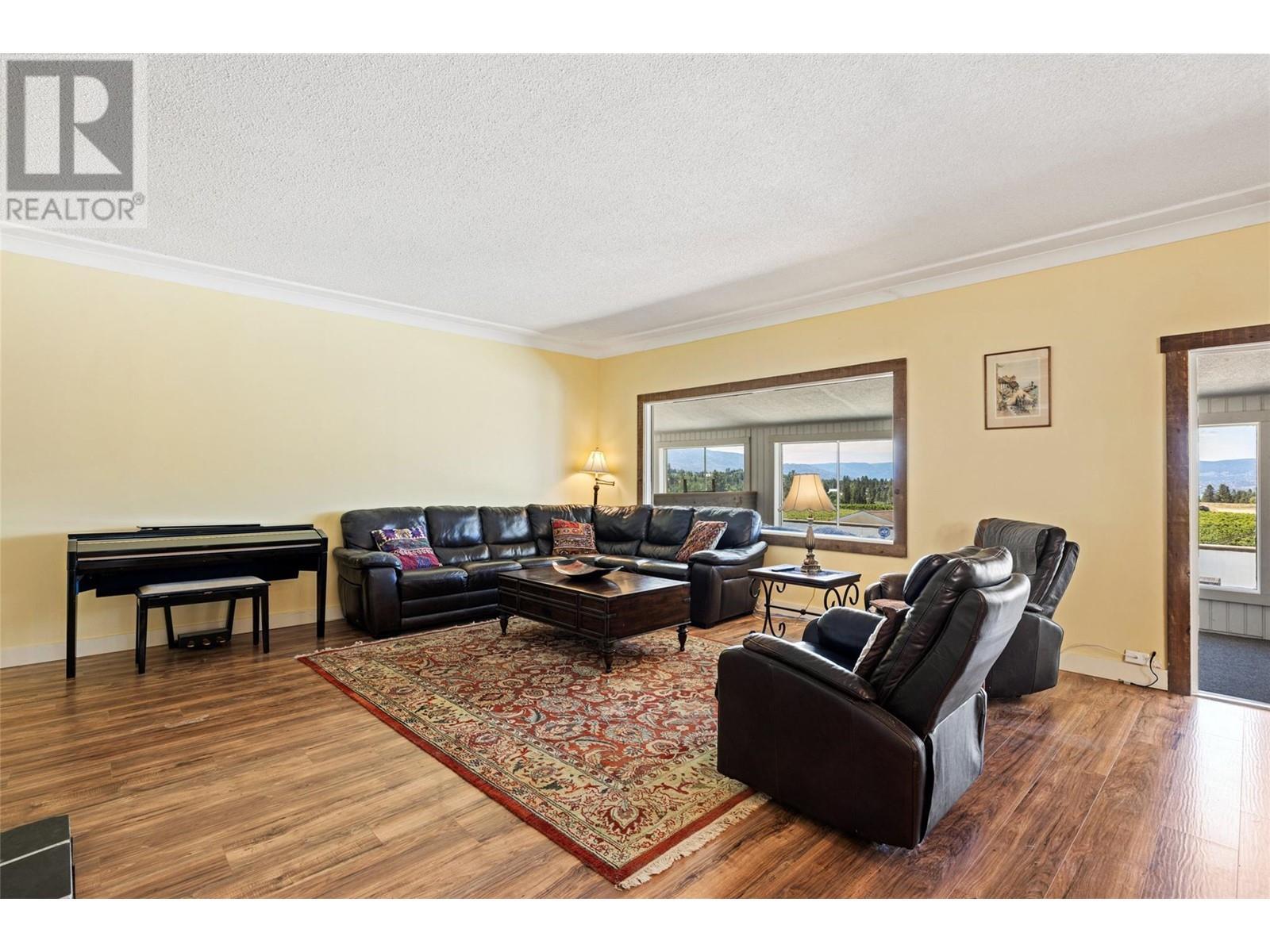 3299 Mcculloch Road, Kelowna, BC - Indoor Photo Showing Living Room