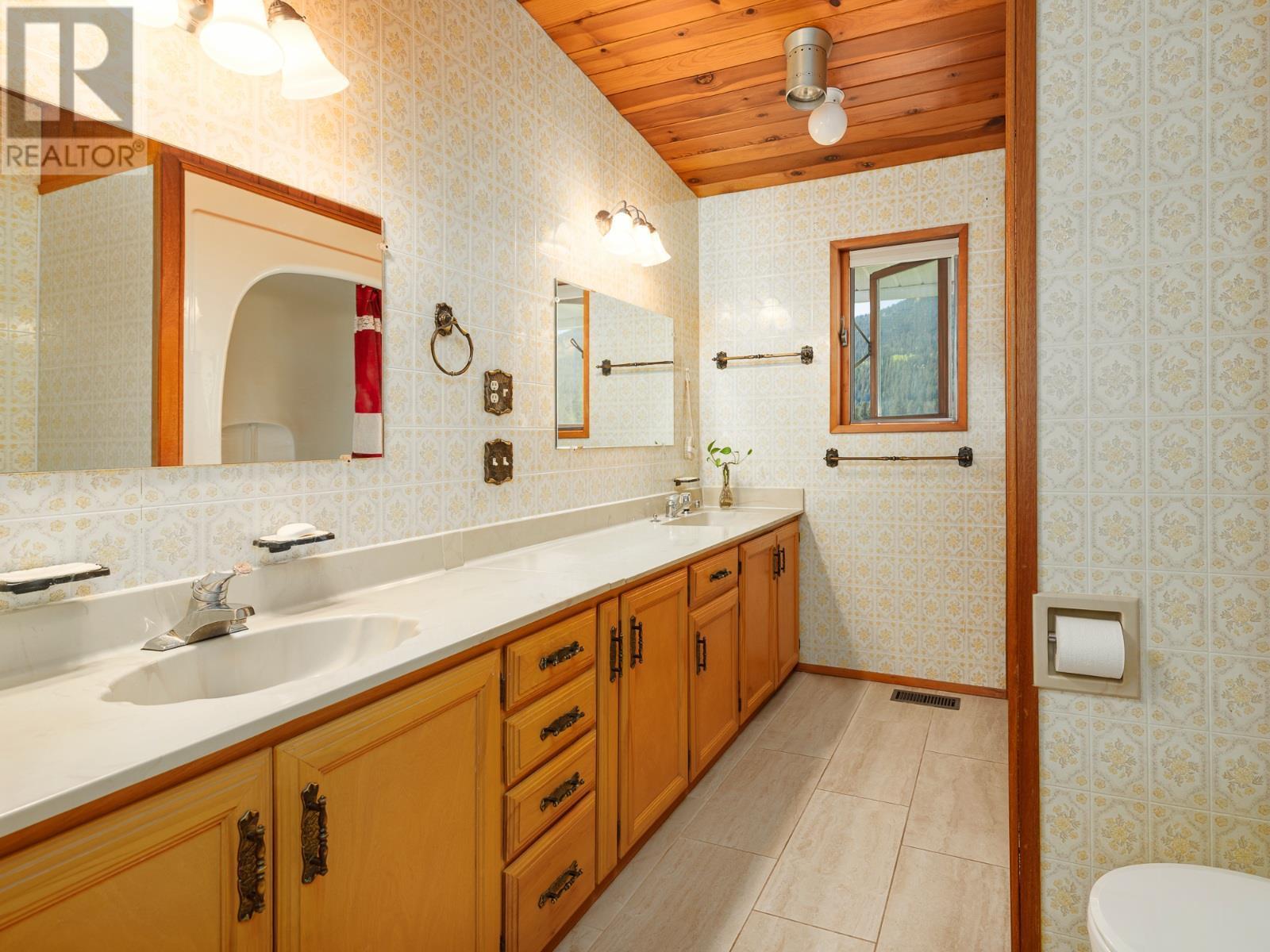 208 36 Avenue N, Erickson, BC - Indoor Photo Showing Bathroom