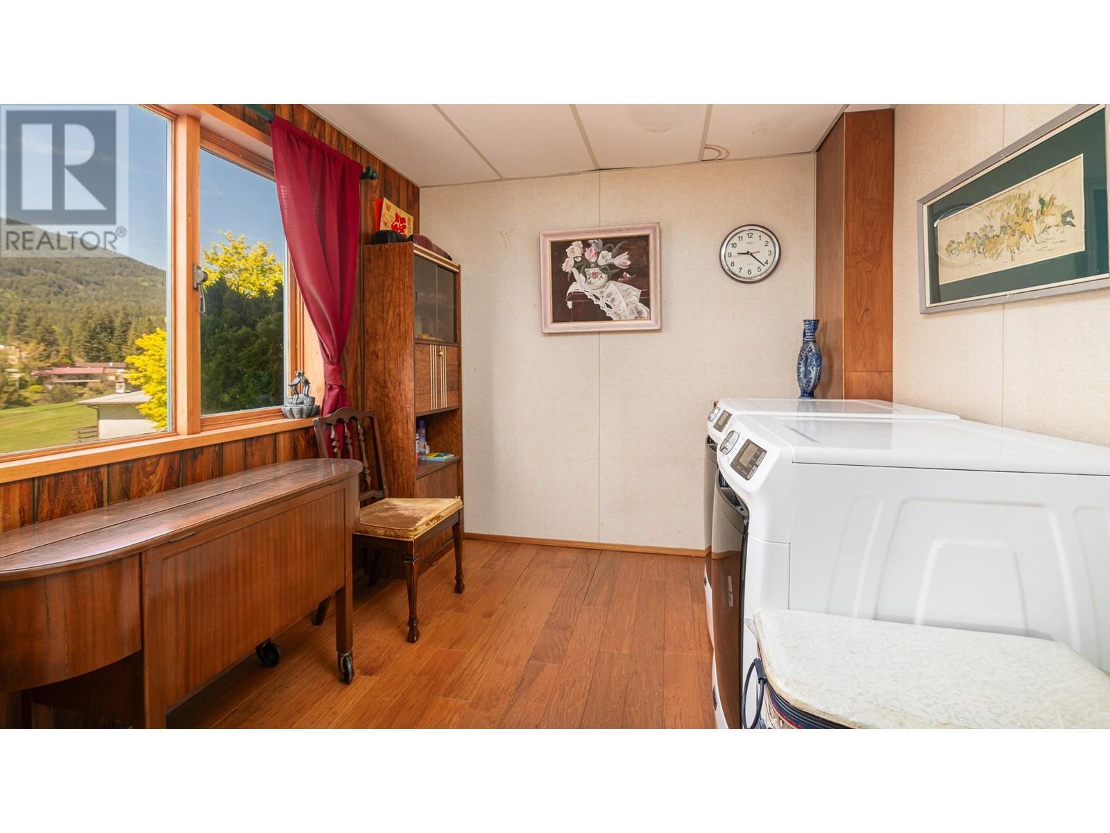 208 36 Avenue N, Erickson, BC - Indoor Photo Showing Laundry Room