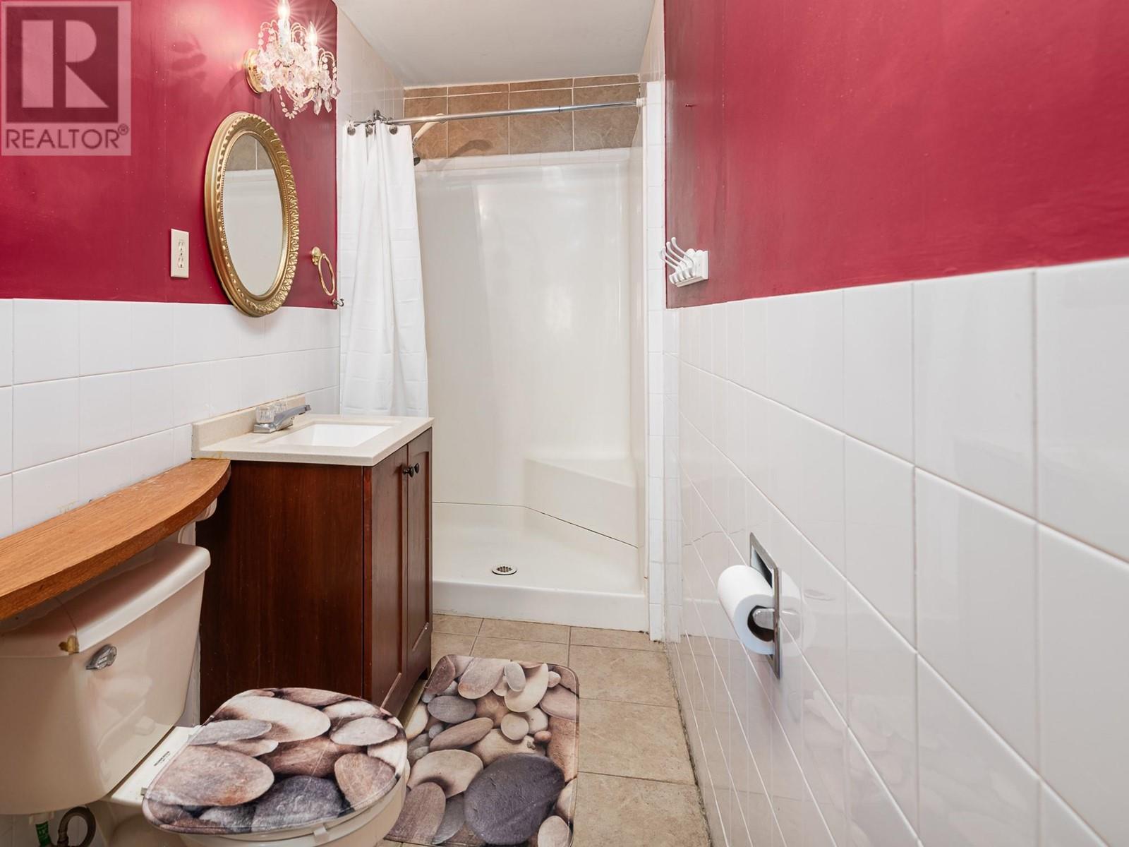 208 36 Avenue N, Erickson, BC - Indoor Photo Showing Bathroom