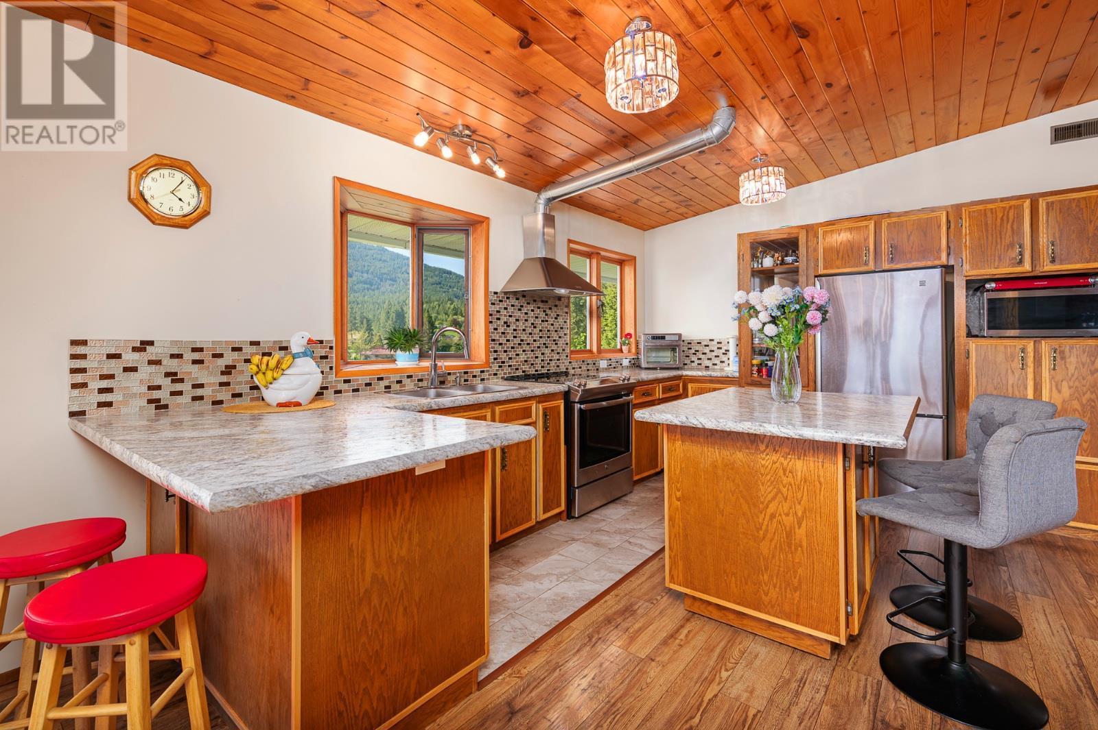 208 36 Avenue N, Erickson, BC - Indoor Photo Showing Kitchen With Double Sink