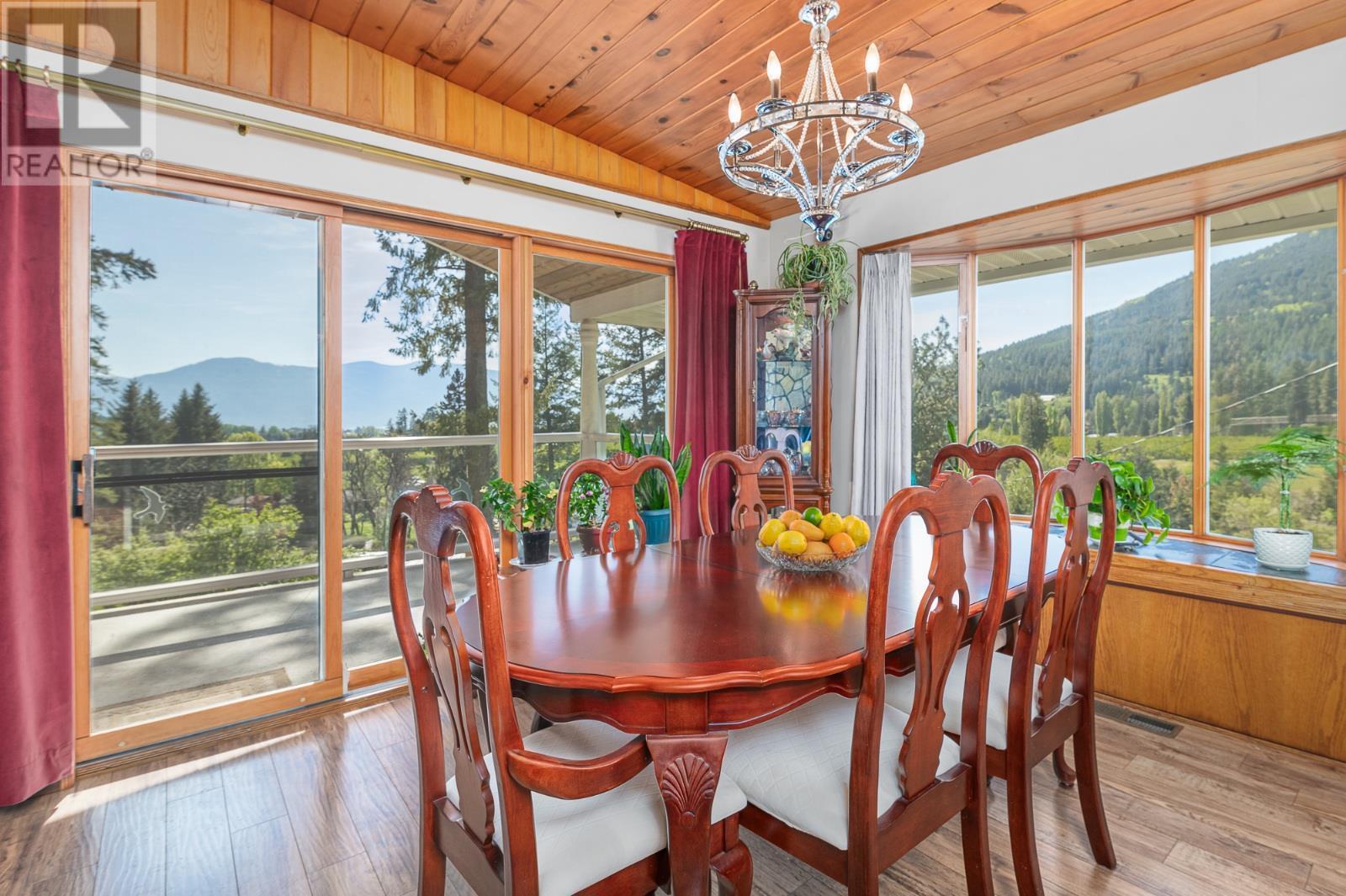 208 36 Avenue N, Erickson, BC - Indoor Photo Showing Dining Room