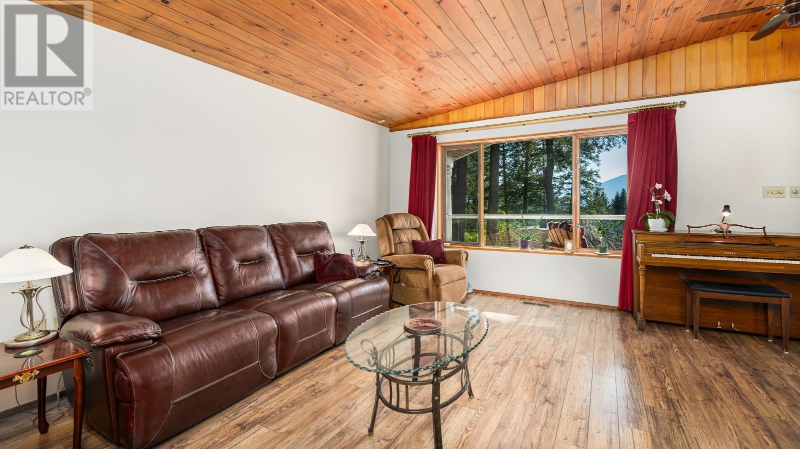 208 36 Avenue N, Erickson, BC - Indoor Photo Showing Living Room