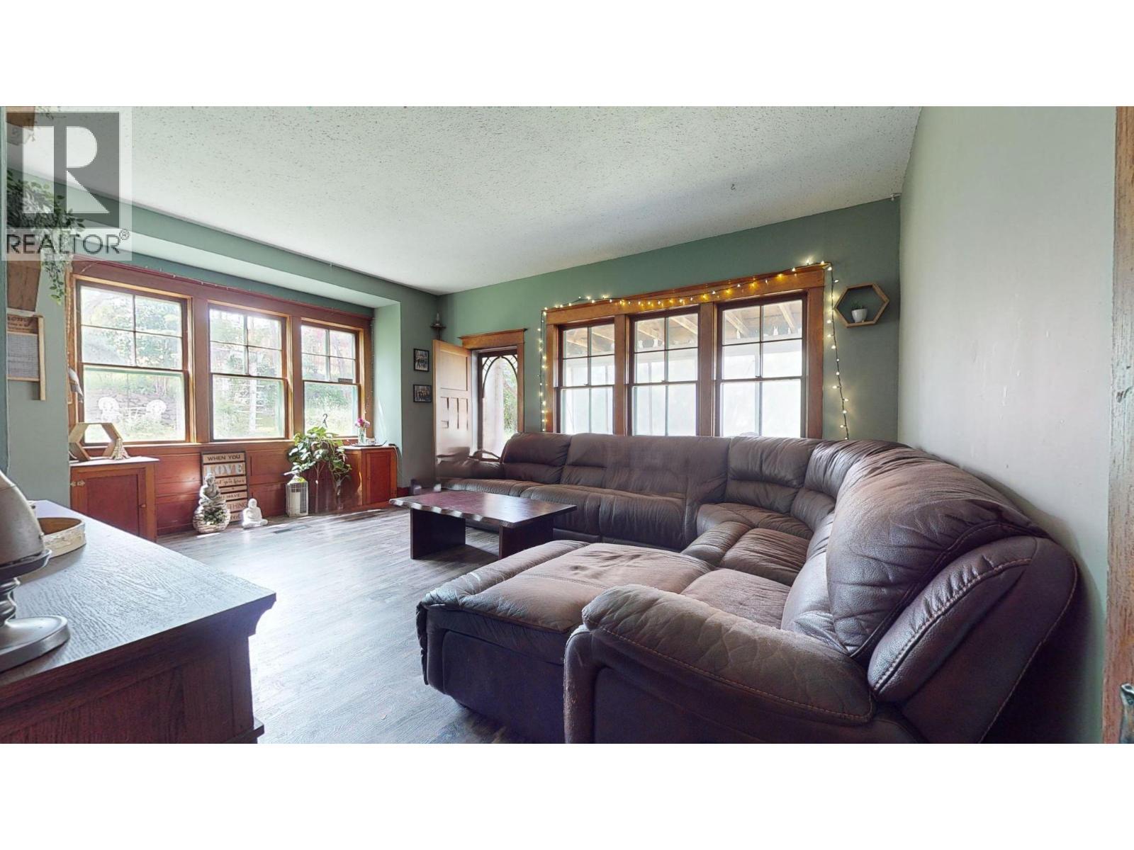 2415 Blind Bay Road, Blind Bay, BC - Indoor Photo Showing Living Room
