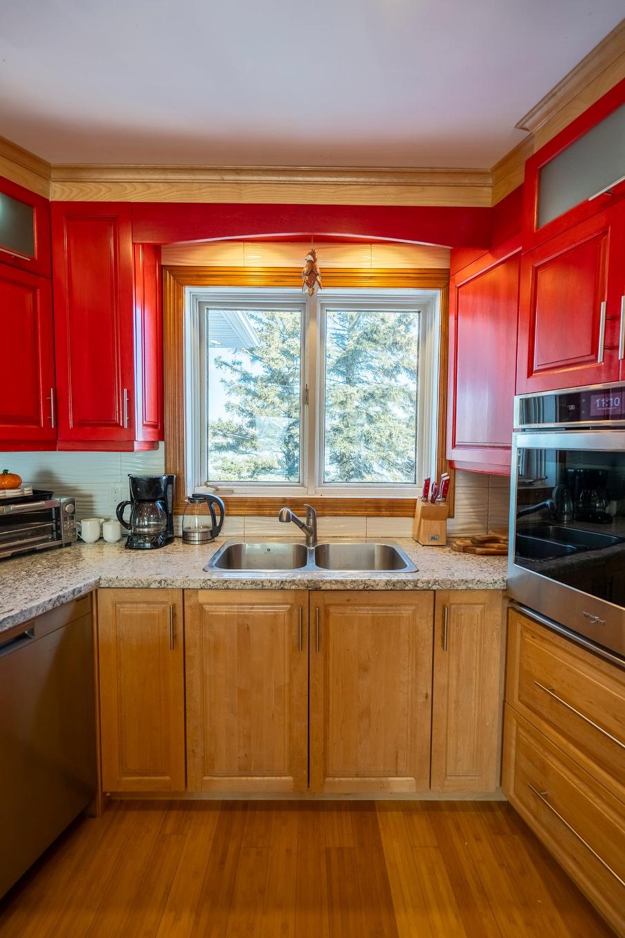 Cuisine - 60 Rue De La Miscoutine, La Malbaie, QC - Indoor Photo Showing Kitchen With Double Sink
