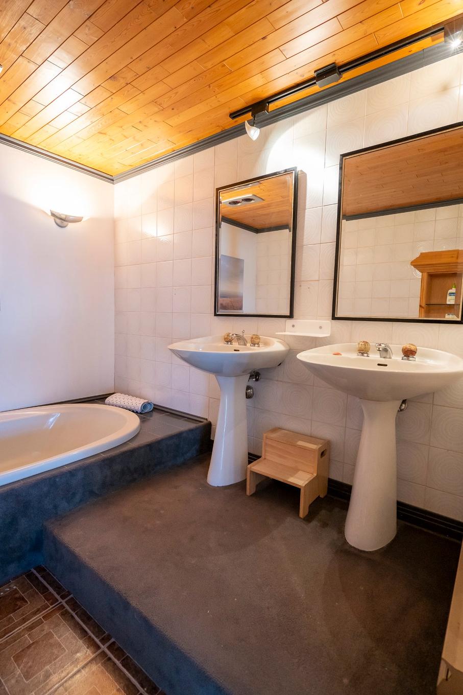 Salle de bains - 60 Rue De La Miscoutine, La Malbaie, QC - Indoor Photo Showing Other Room