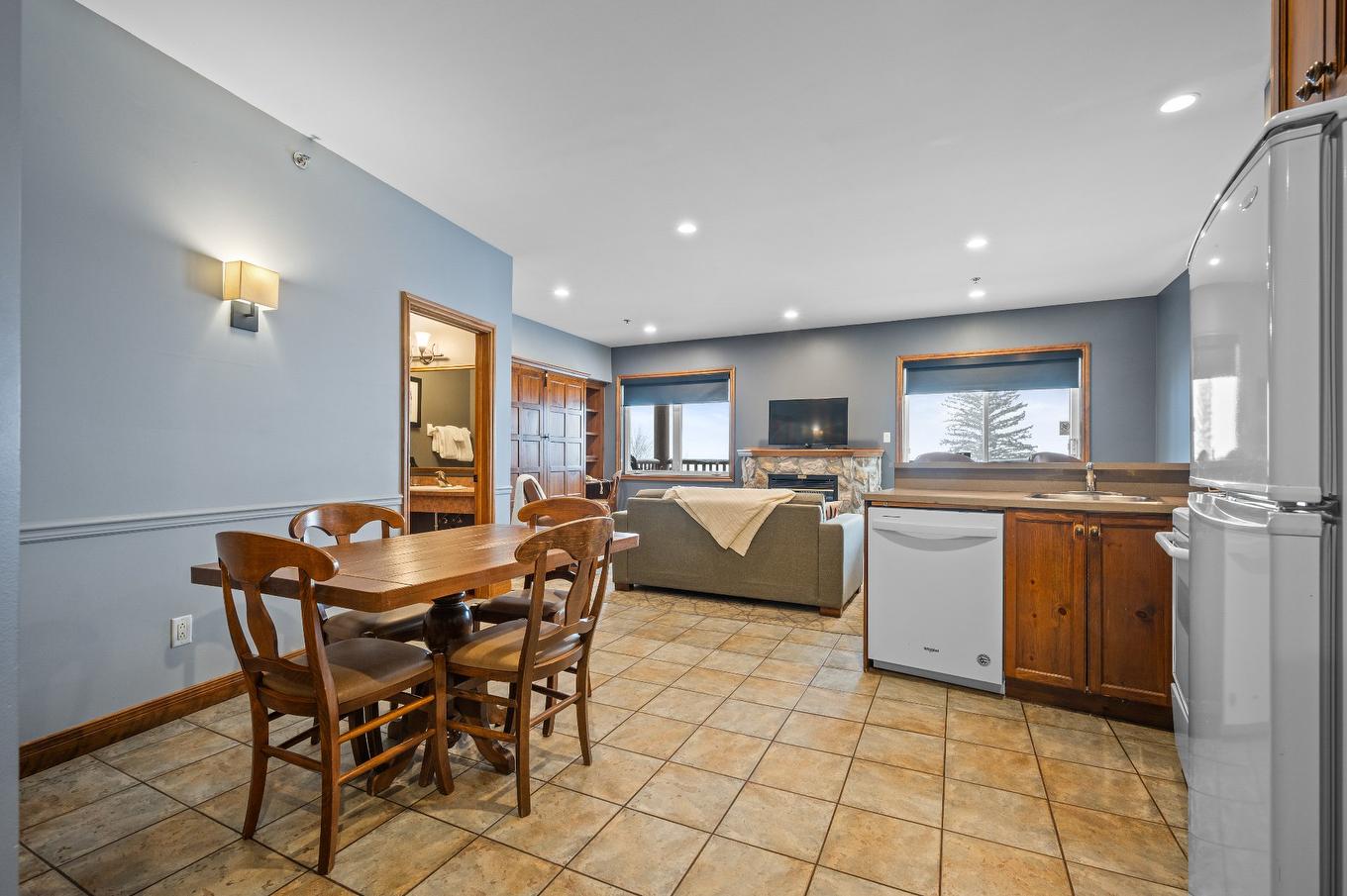 Kitchen - 227-2396 Rue Labelle, Mont-Tremblant, QC - Indoor Photo Showing Dining Room