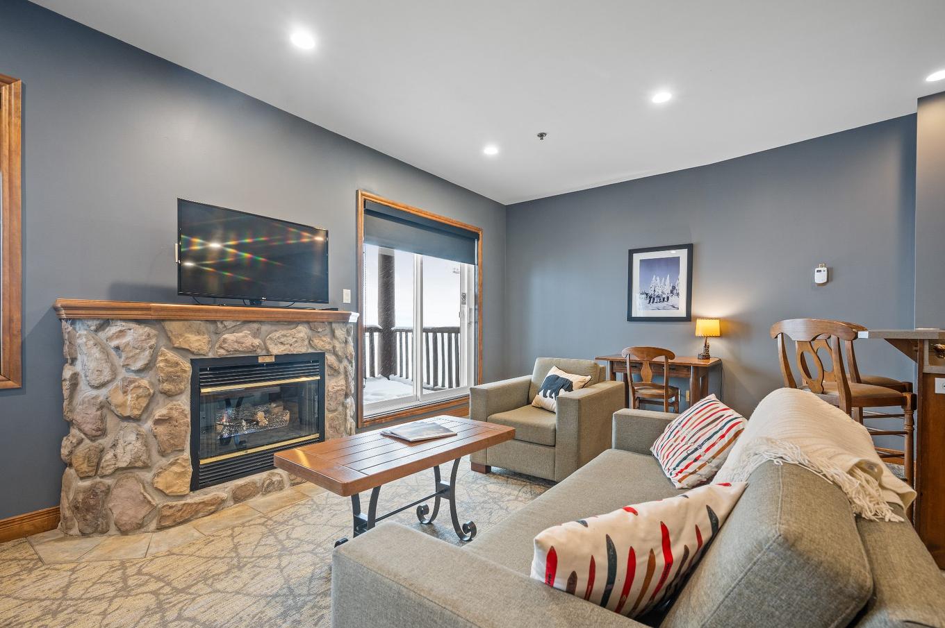 Living room - 227-2396 Rue Labelle, Mont-Tremblant, QC - Indoor Photo Showing Living Room With Fireplace