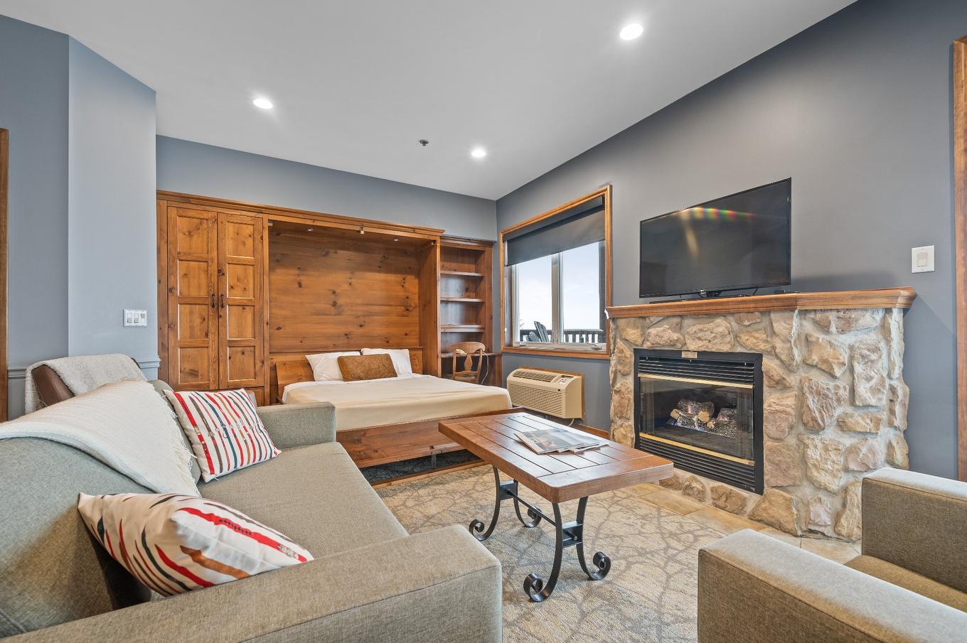 Living room - 227-2396 Rue Labelle, Mont-Tremblant, QC - Indoor Photo Showing Living Room With Fireplace