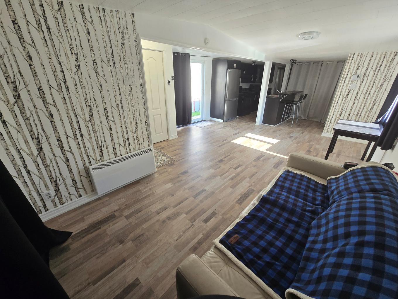 Salon - 128-3950 Boul. Sir-Wilfrid-Laurier, Longueuil (Saint-Hubert), QC - Indoor