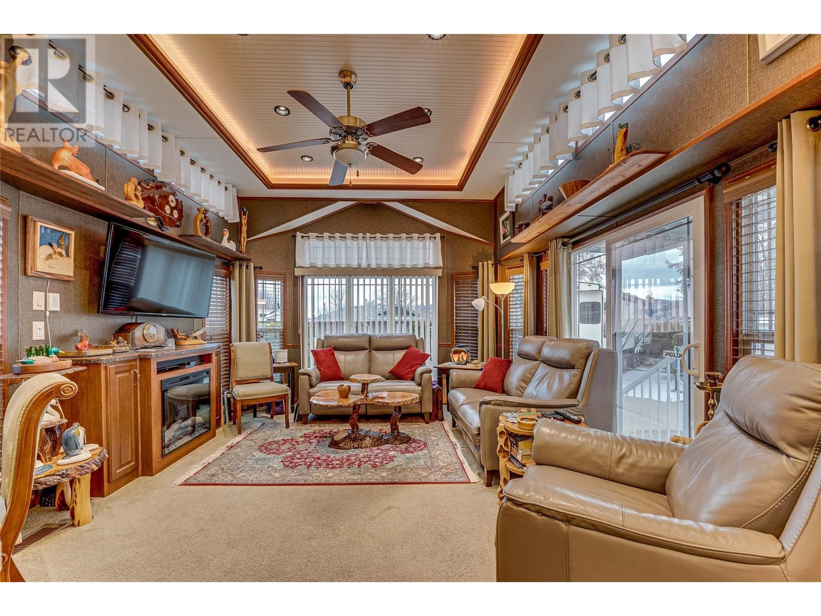 Large living room with high ceilings - 8000 Highland Road Unit# 42, Vernon, BC - Indoor