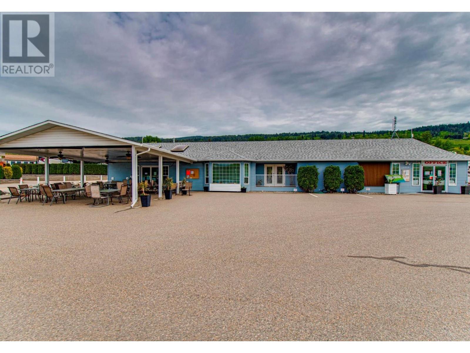 Community clubhouse - Happy hour every Friday at 4 - connect with your neighbours - 8000 Highland Road Unit# 42, Vernon, BC - Outdoor