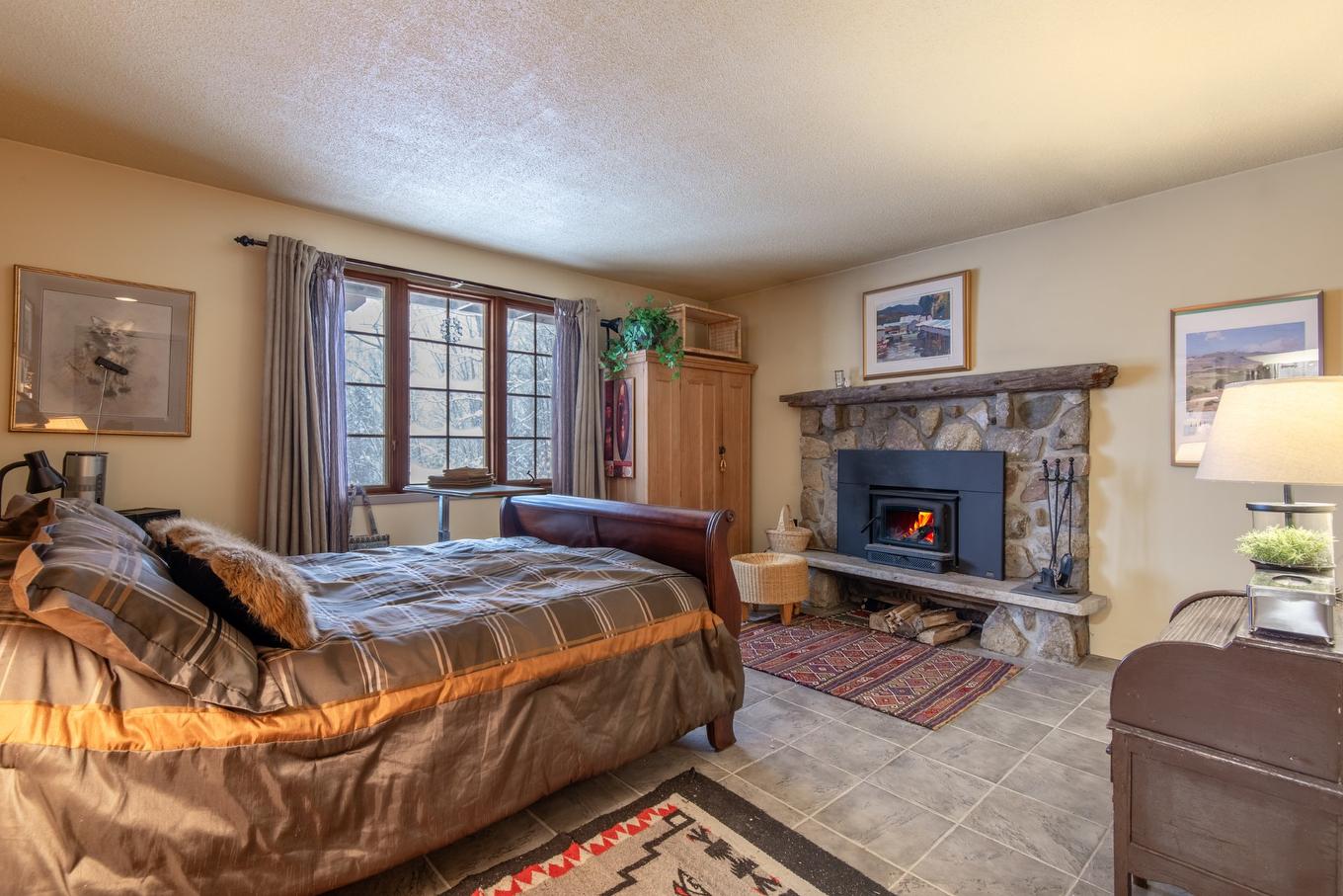 Chambre à coucher - 534 Rue Des Merisiers, Mont-Tremblant, QC - Indoor With Fireplace