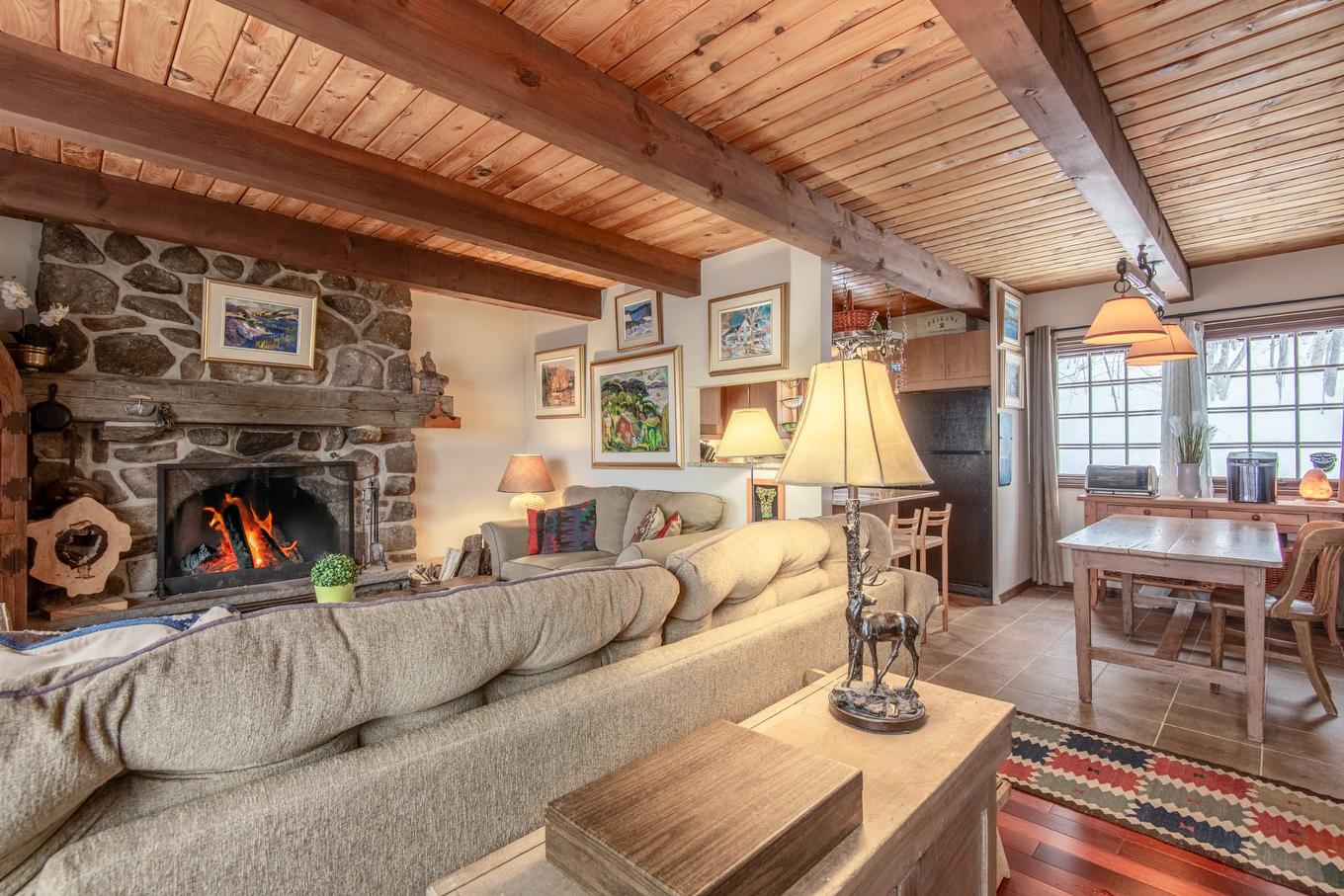 Salon - 534 Rue Des Merisiers, Mont-Tremblant, QC - Indoor Photo Showing Living Room With Fireplace