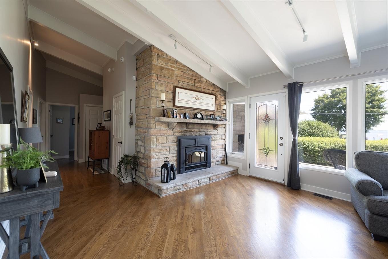 Hall - 1593 Boul. Perrot, Notre-Dame-De-L'Île-Perrot, QC - Indoor Photo Showing Living Room With Fireplace