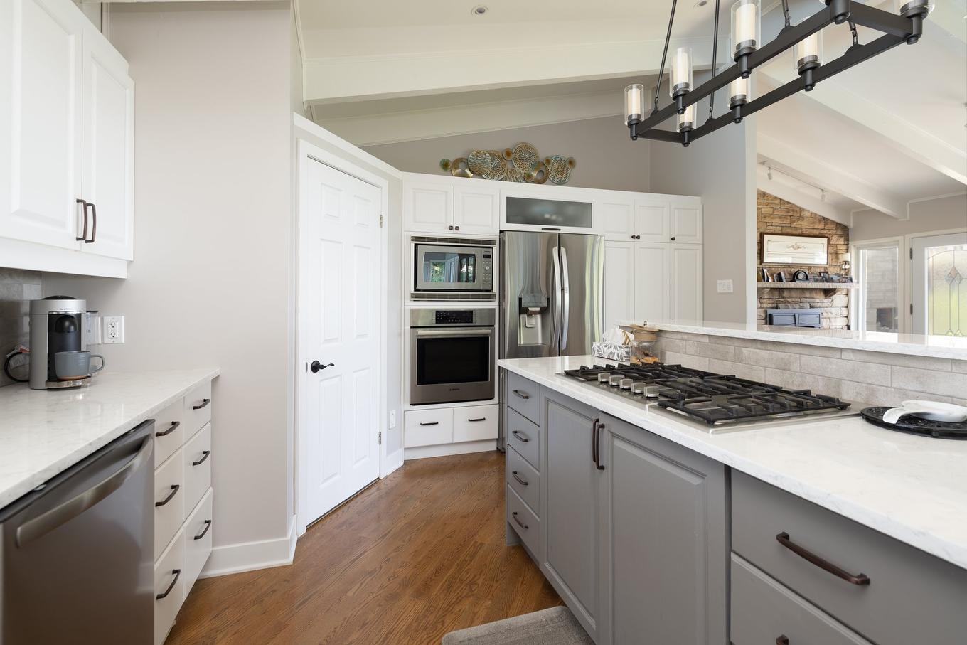 Kitchen - 1593 Boul. Perrot, Notre-Dame-De-L'Île-Perrot, QC - Indoor Photo Showing Kitchen With Upgraded Kitchen