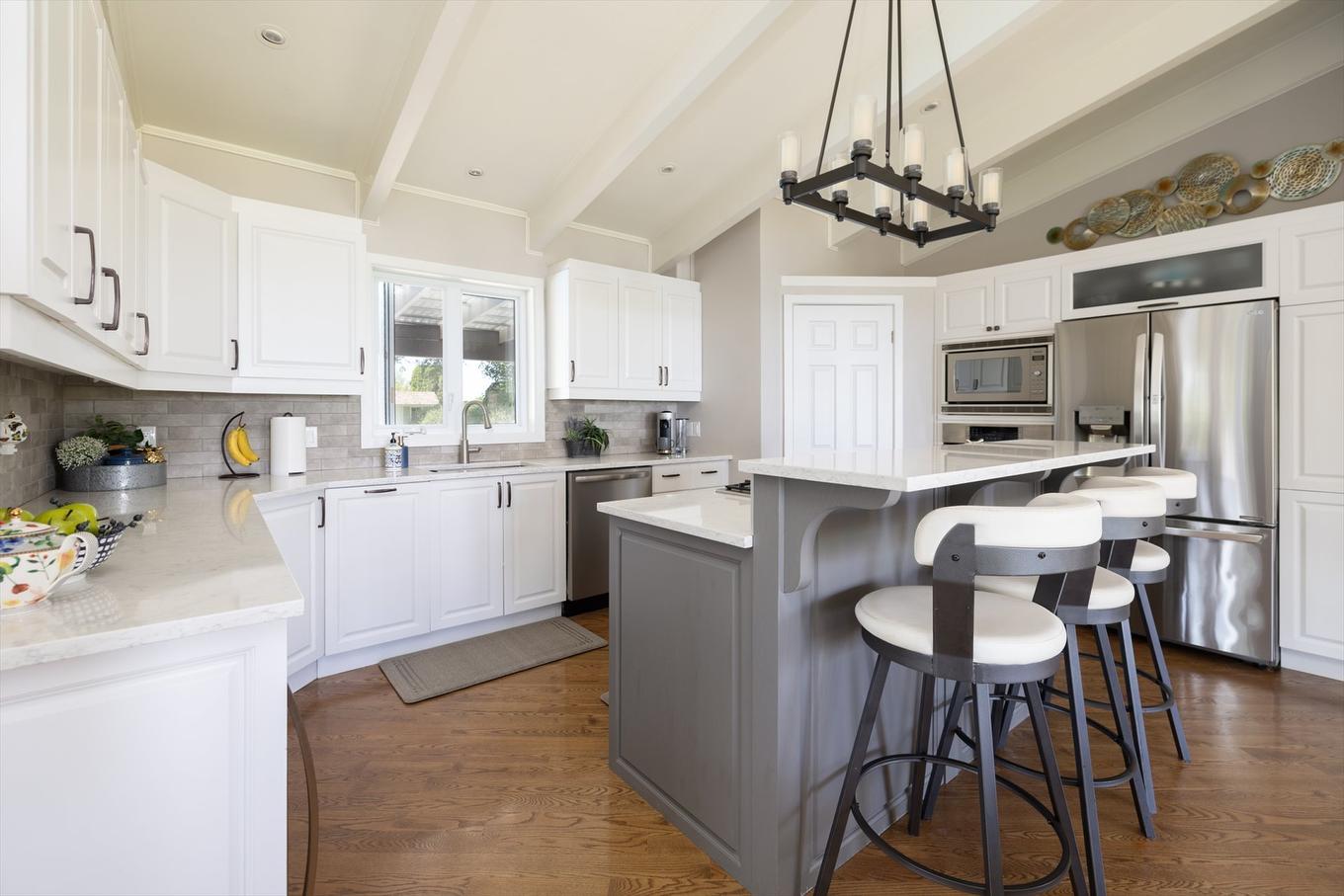 Kitchen - 1593 Boul. Perrot, Notre-Dame-De-L'Île-Perrot, QC - Indoor Photo Showing Kitchen With Upgraded Kitchen