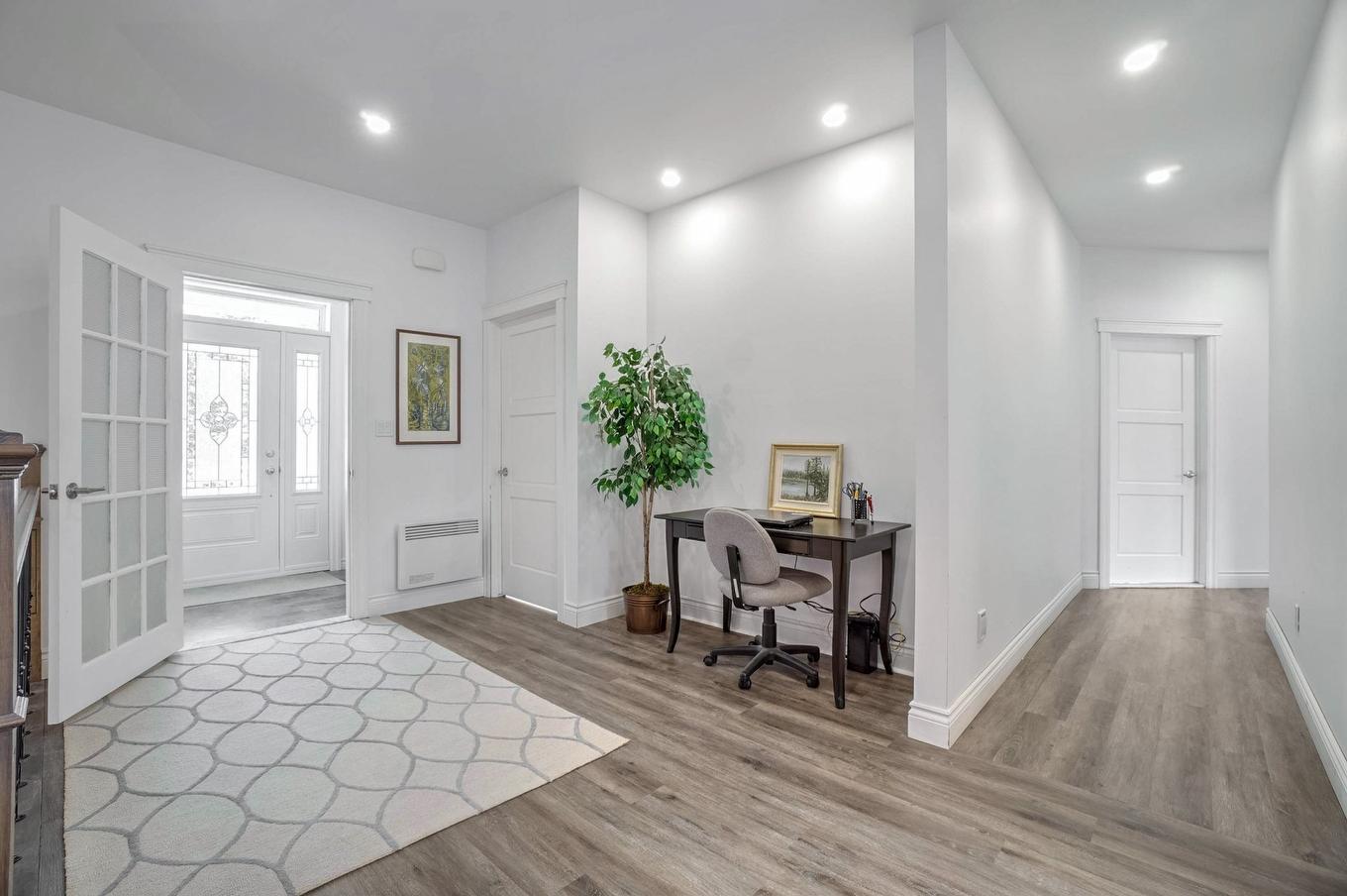 Hall d'entrée/Vestibule - 111 Rue Du Joli-Bois, Sainte-Marguerite-Du-Lac-Masson, QC - Indoor Photo Showing Other Room