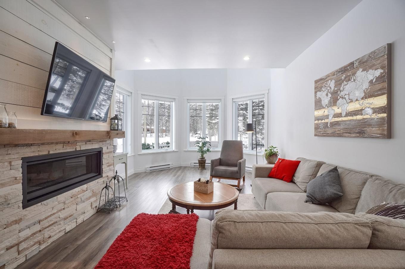 Salon - 111 Rue Du Joli-Bois, Sainte-Marguerite-Du-Lac-Masson, QC - Indoor Photo Showing Living Room With Fireplace
