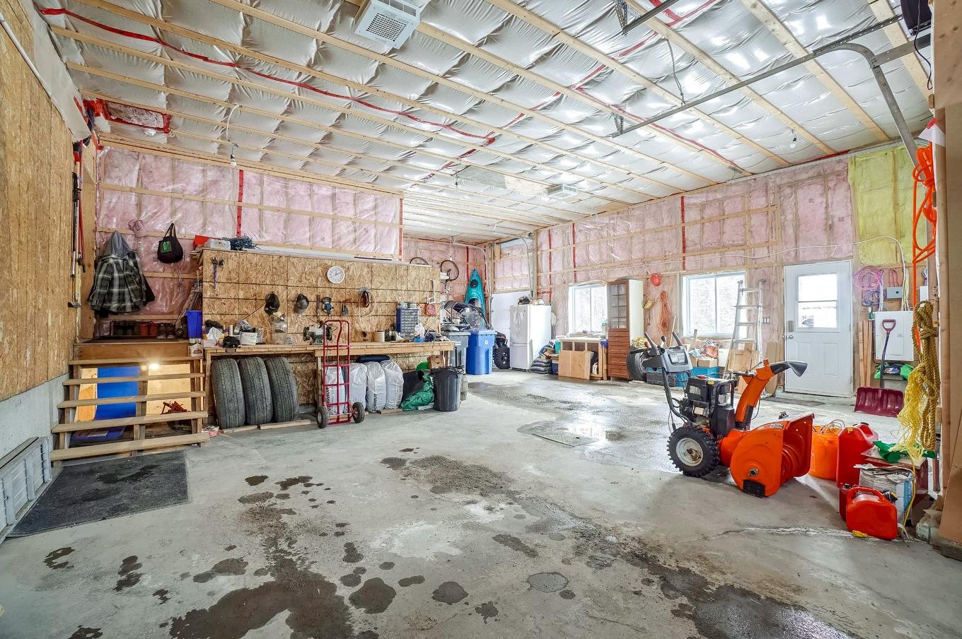 Garage - 111 Rue Du Joli-Bois, Sainte-Marguerite-Du-Lac-Masson, QC - Indoor Photo Showing Garage