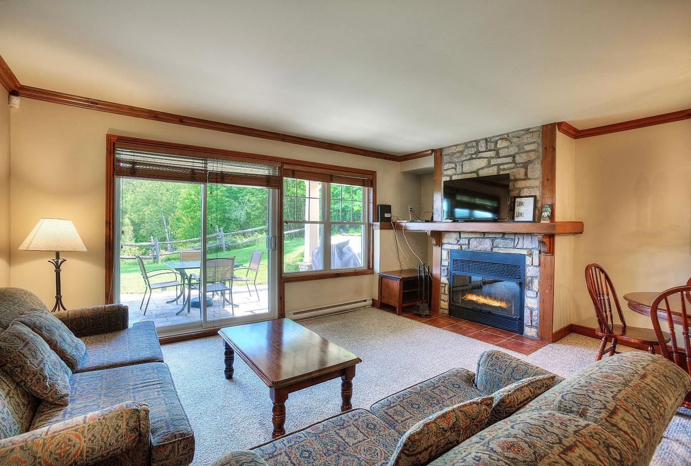 Living room - 6-185 Rue Du Mont-Plaisant, Mont-Tremblant, QC - Indoor Photo Showing Living Room With Fireplace