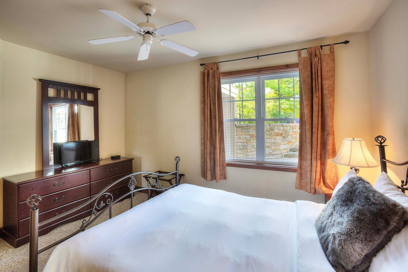 Primary bedroom - 6-185 Rue Du Mont-Plaisant, Mont-Tremblant, QC - Indoor Photo Showing Bedroom