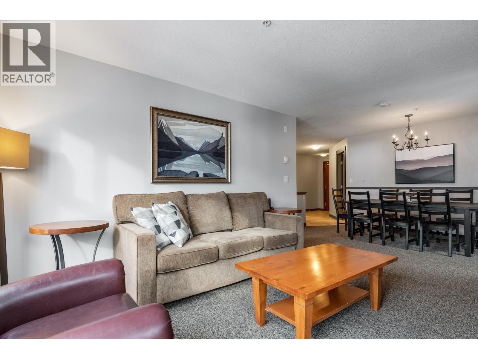 2070 Summit Drive Unit# 301A, Panorama, BC - Indoor Photo Showing Living Room