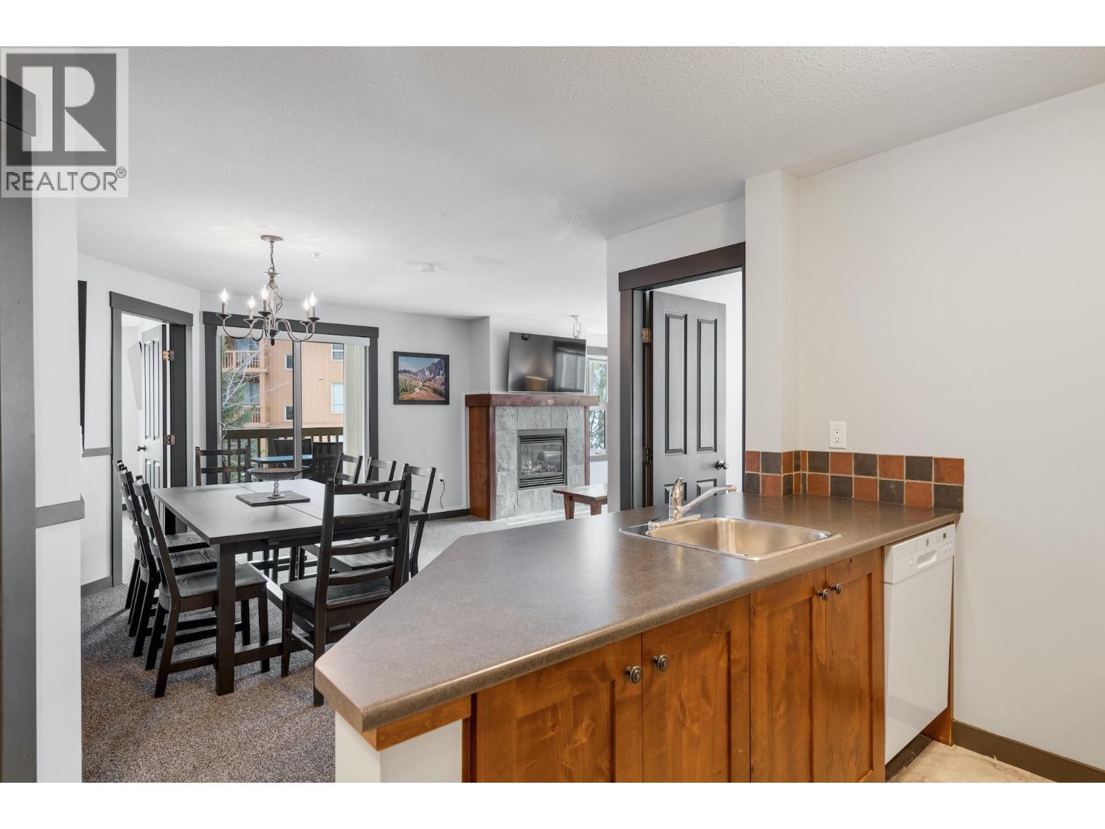 2070 Summit Drive Unit# 301A, Panorama, BC - Indoor