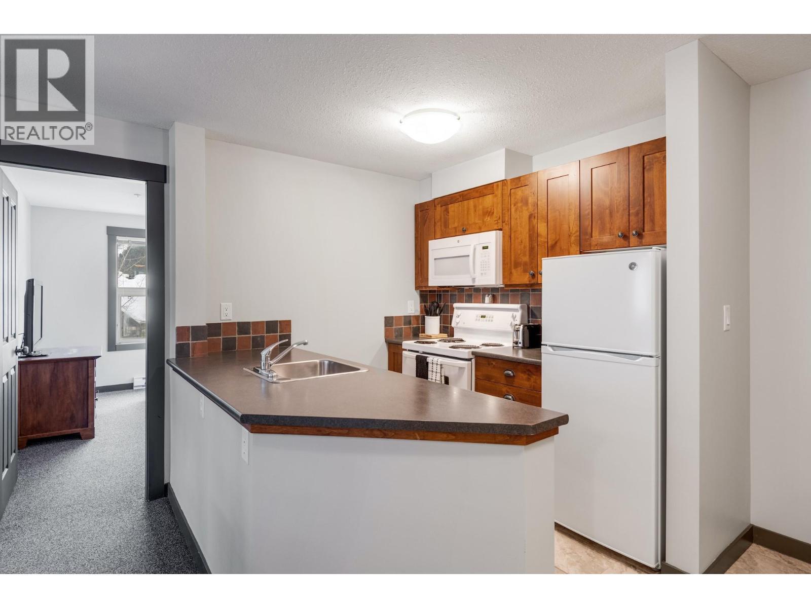 2070 Summit Drive Unit# 301A, Panorama, BC - Indoor Photo Showing Kitchen