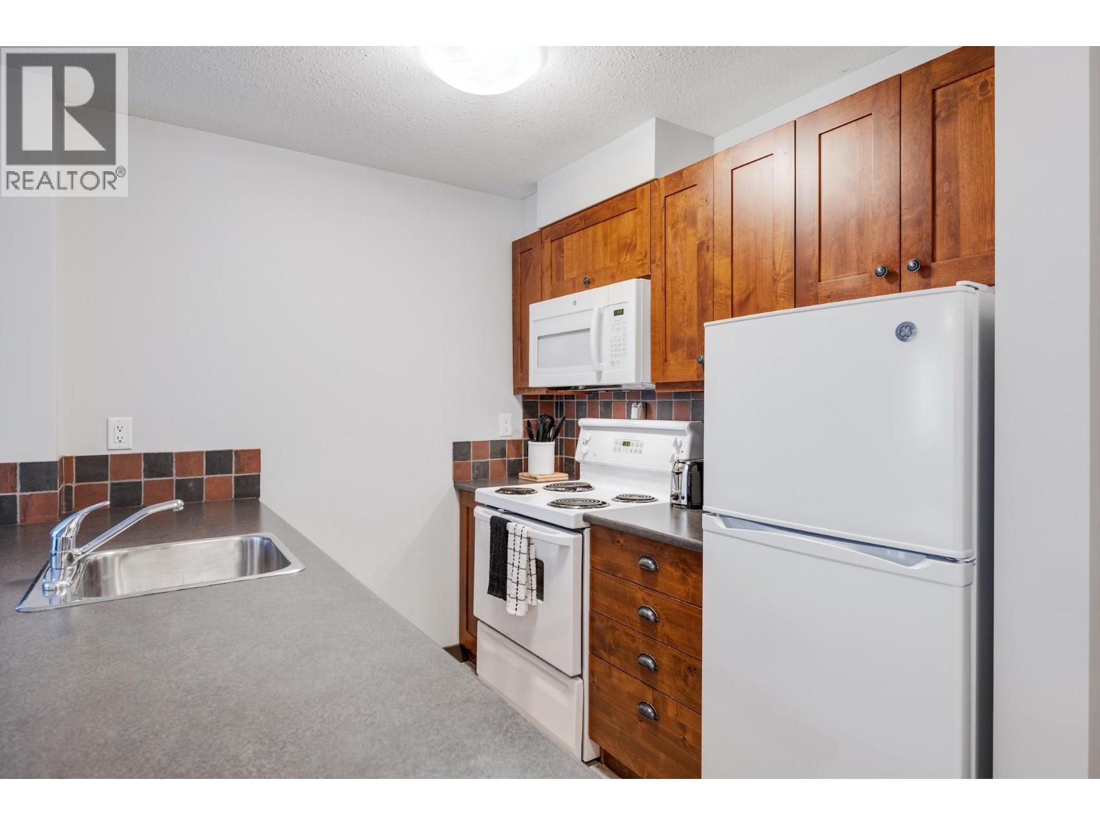2070 Summit Drive Unit# 301A, Panorama, BC - Indoor Photo Showing Kitchen