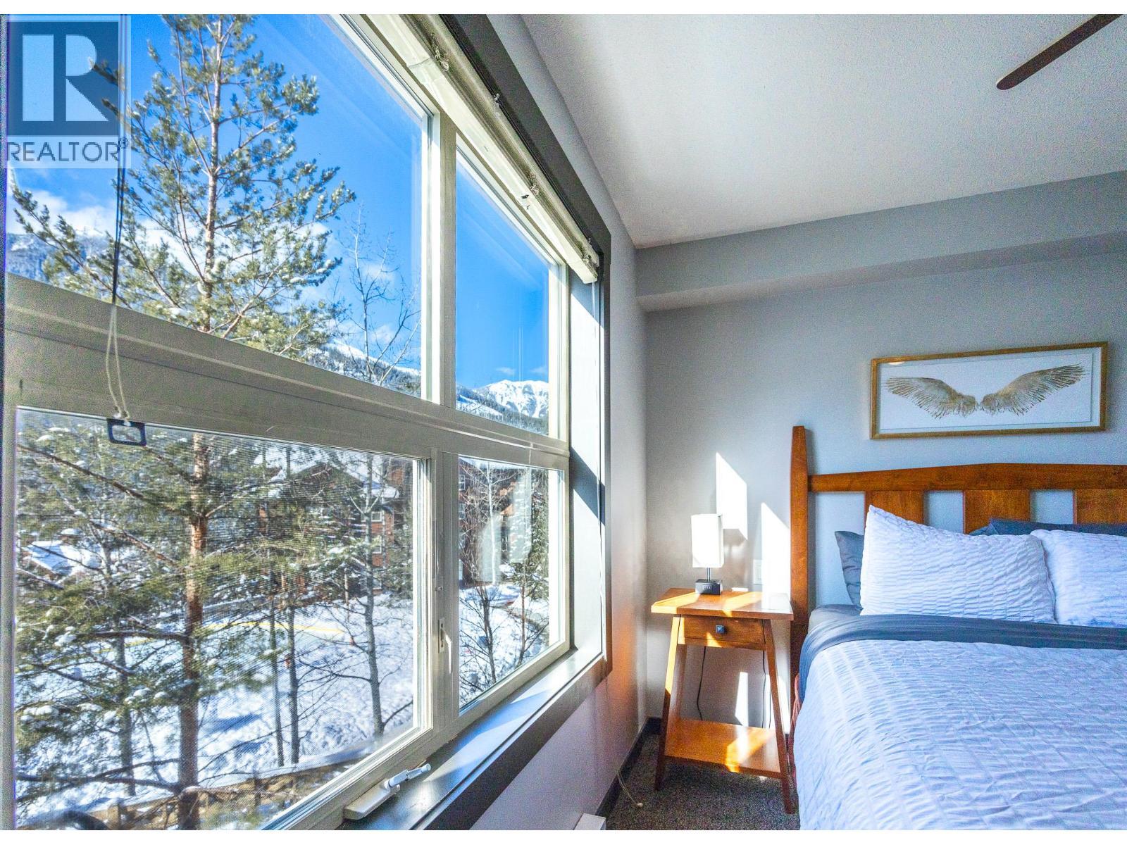 2070 Summit Drive Unit# 301A, Panorama, BC - Indoor Photo Showing Bedroom