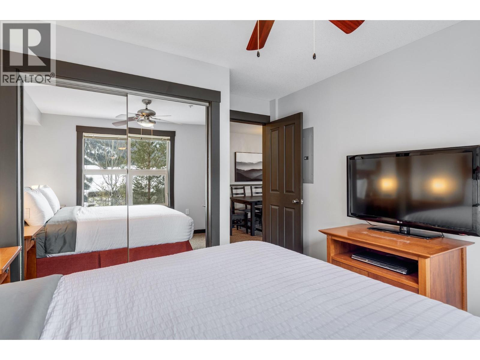 2070 Summit Drive Unit# 301A, Panorama, BC - Indoor Photo Showing Bedroom