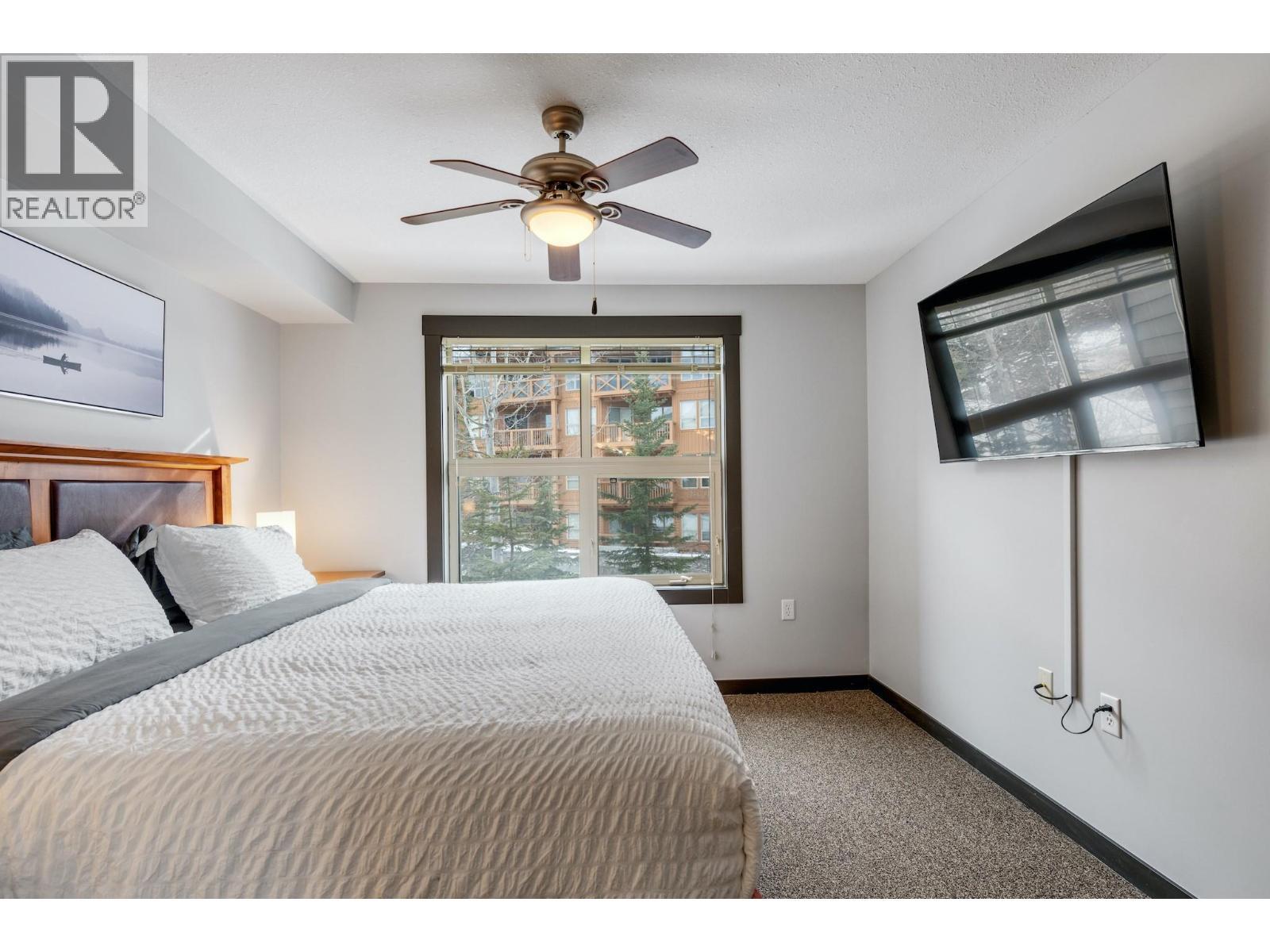 2070 Summit Drive Unit# 301A, Panorama, BC - Indoor Photo Showing Bedroom