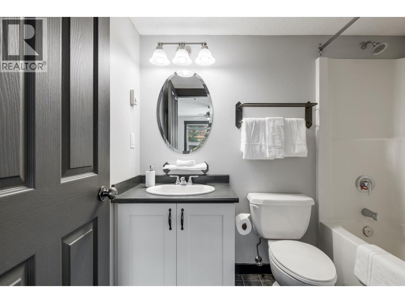 2070 Summit Drive Unit# 301A, Panorama, BC - Indoor Photo Showing Bathroom