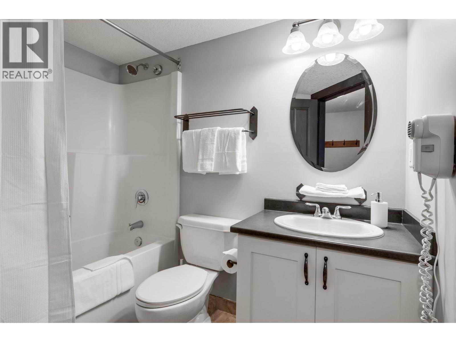 2070 Summit Drive Unit# 301A, Panorama, BC - Indoor Photo Showing Bathroom