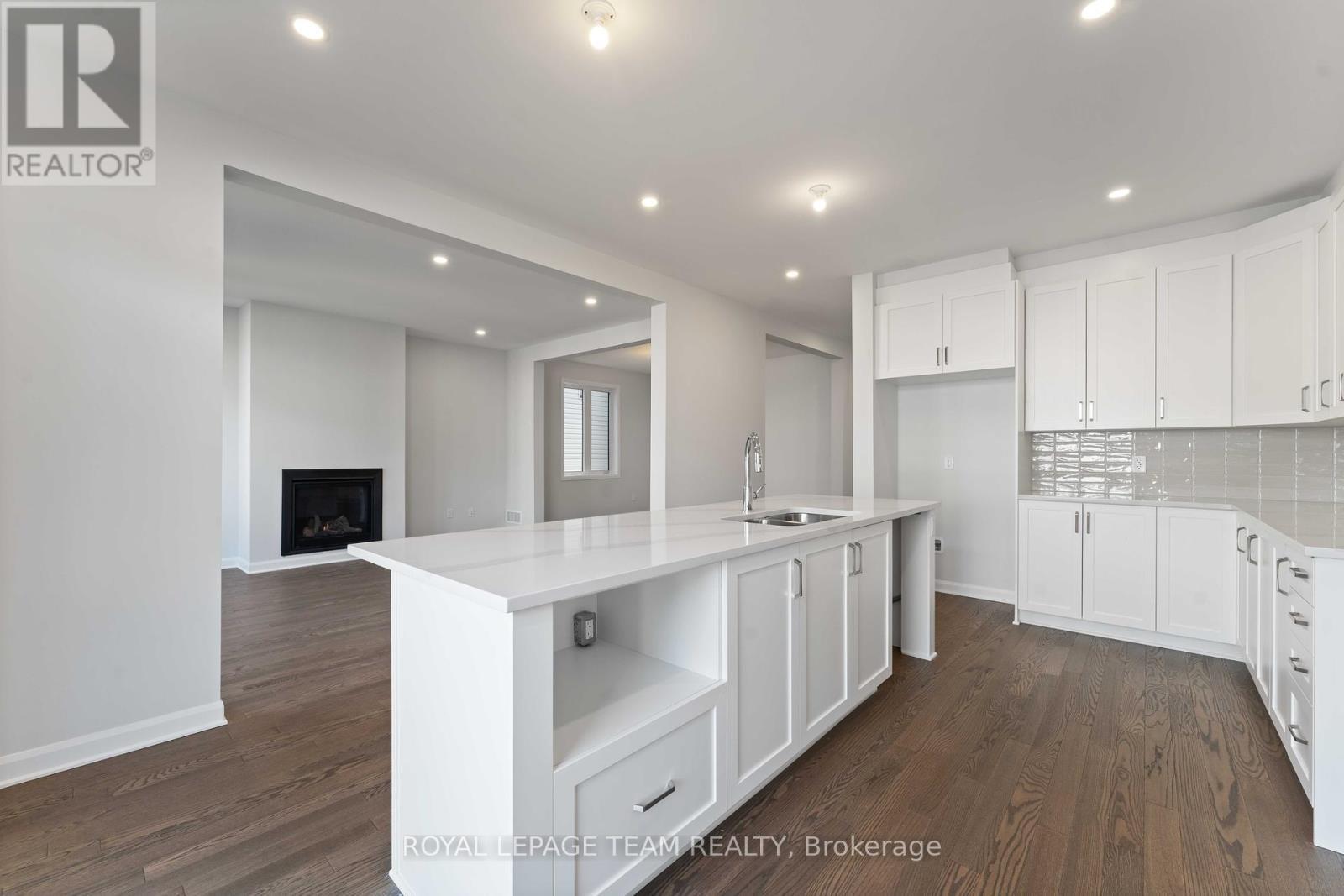 214 Prosperity Walk, Ottawa, ON - Indoor Photo Showing Kitchen With Upgraded Kitchen