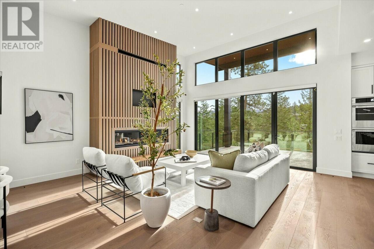 124 Wildsong Crescent W, Vernon, BC - Indoor Photo Showing Living Room