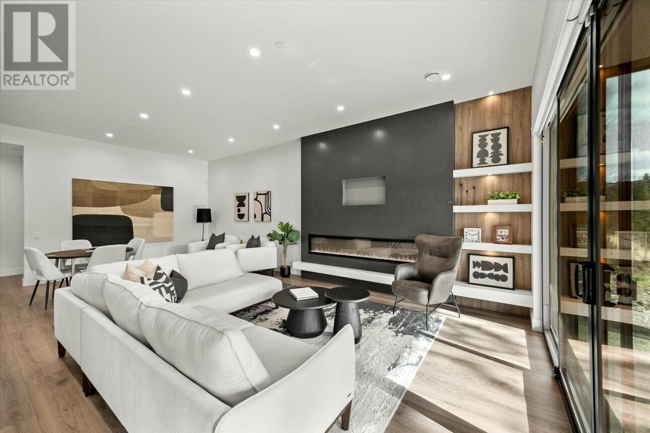 124 Wildsong Crescent W, Vernon, BC - Indoor Photo Showing Living Room