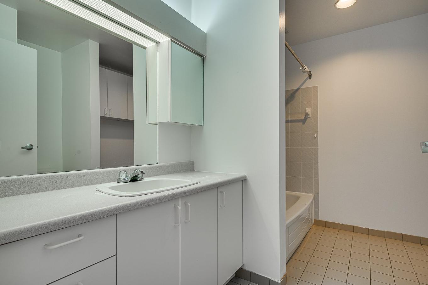 Salle de bains - 310-305 Rue Laviolette, Saint-Jérôme, QC - Indoor Photo Showing Bathroom