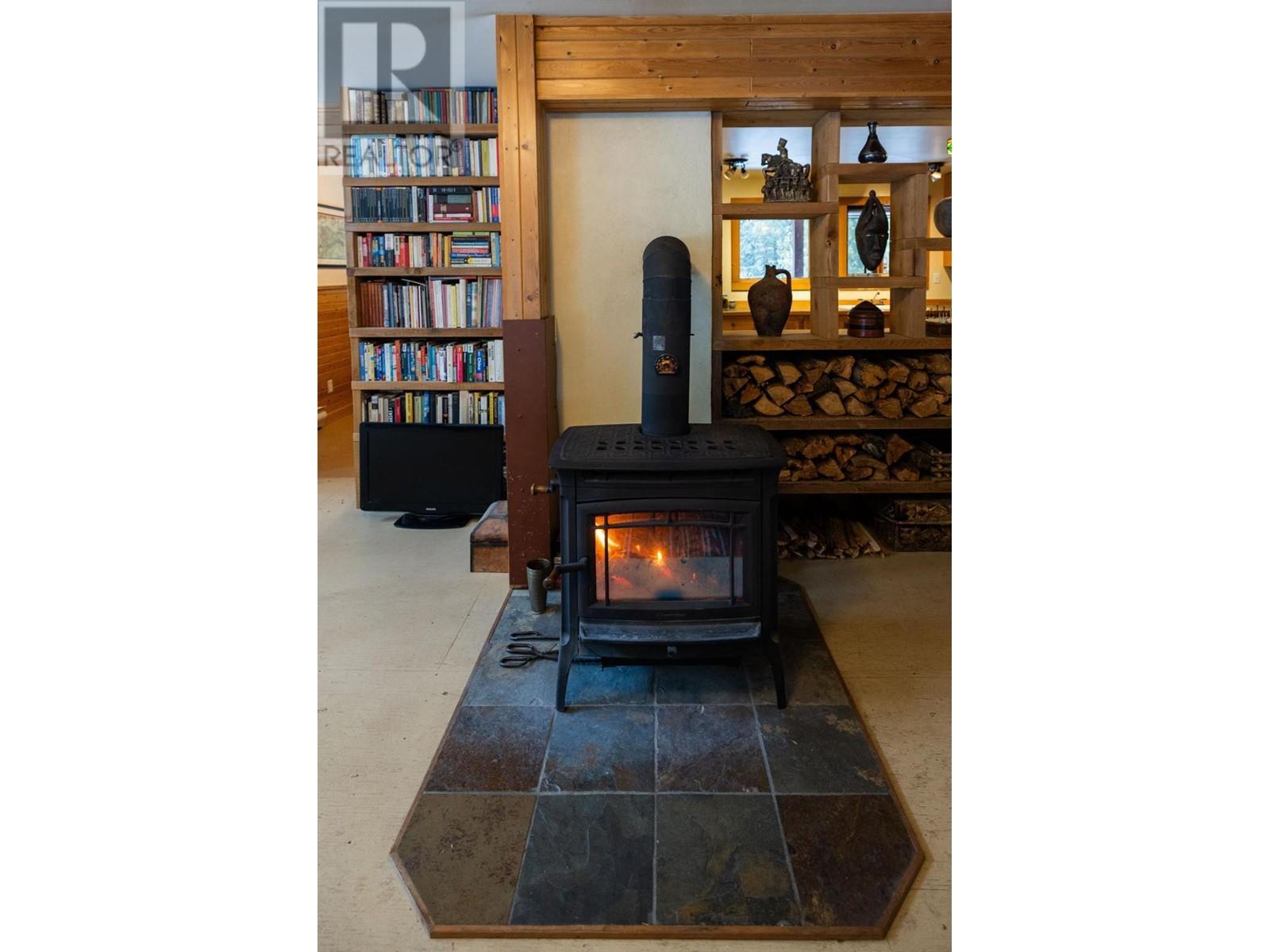 6225 Porto Rico Ymir Road, Ymir, BC - Indoor With Fireplace