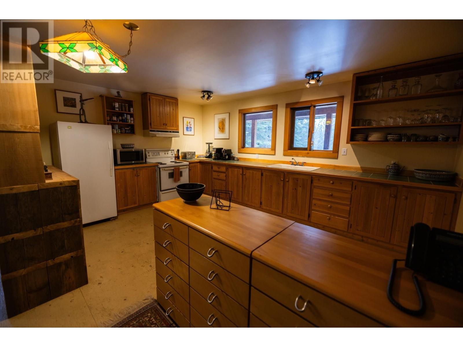 6225 Porto Rico Ymir Road, Ymir, BC - Indoor Photo Showing Kitchen