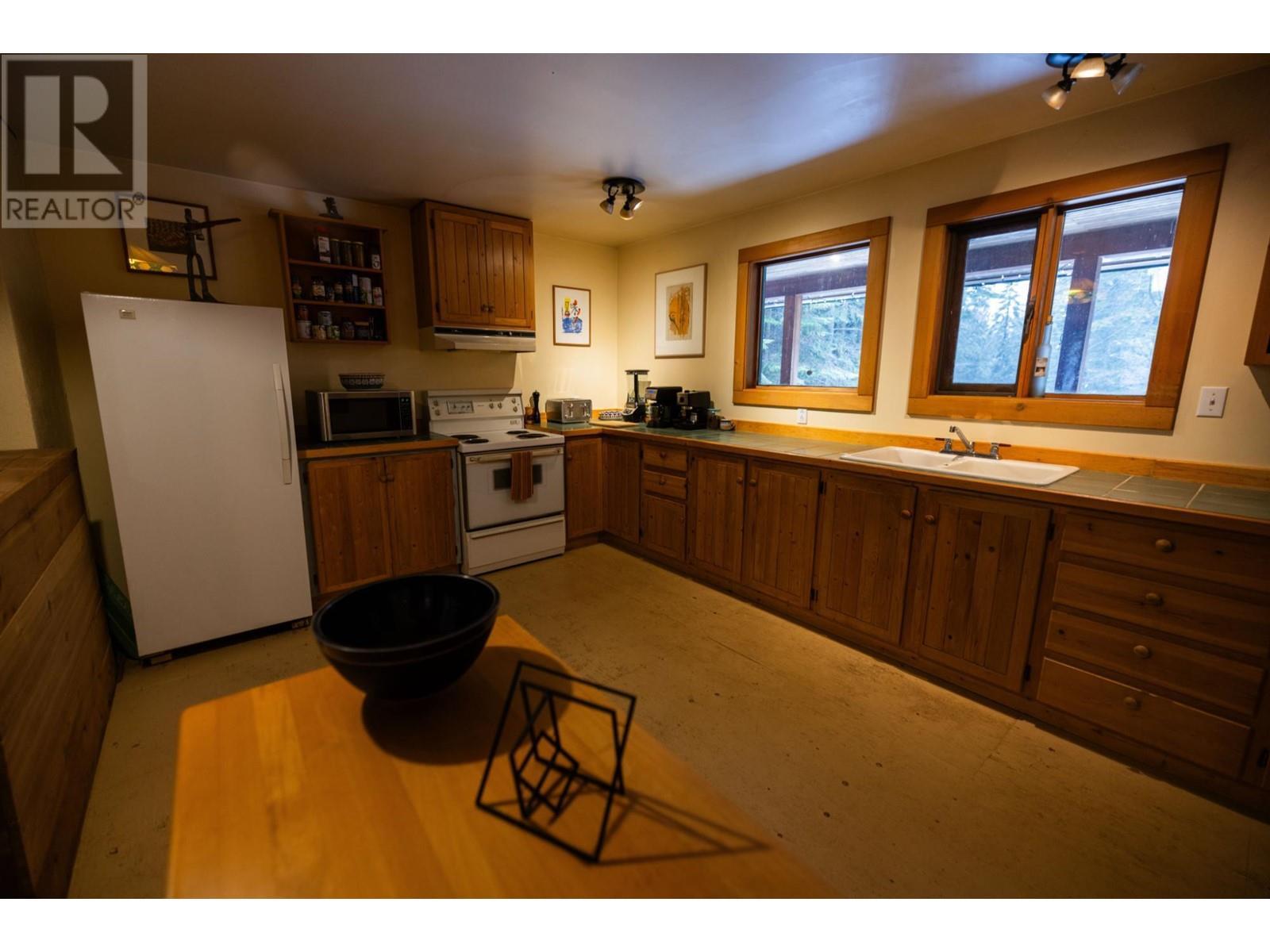 6225 Porto Rico Ymir Road, Ymir, BC - Indoor Photo Showing Kitchen