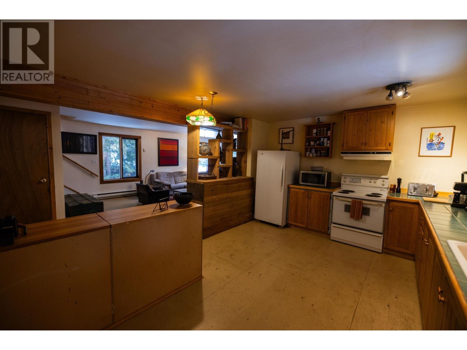 6225 Porto Rico Ymir Road, Ymir, BC - Indoor Photo Showing Kitchen