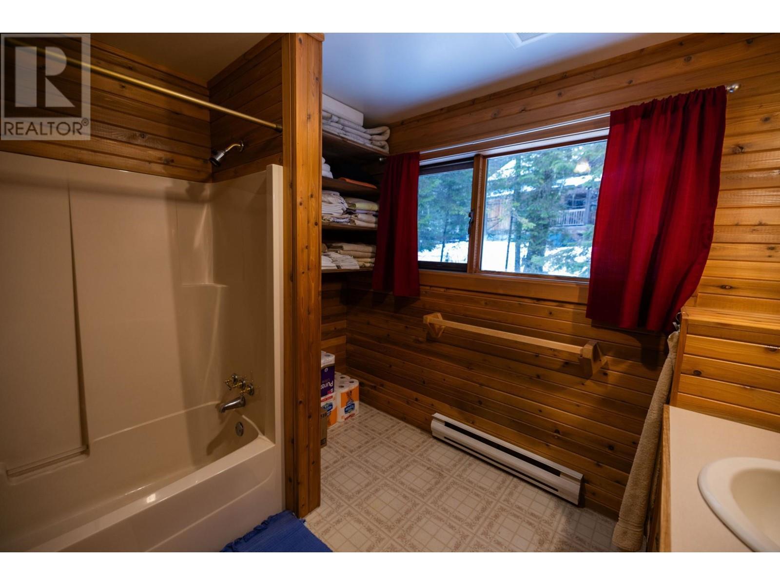 6225 Porto Rico Ymir Road, Ymir, BC - Indoor